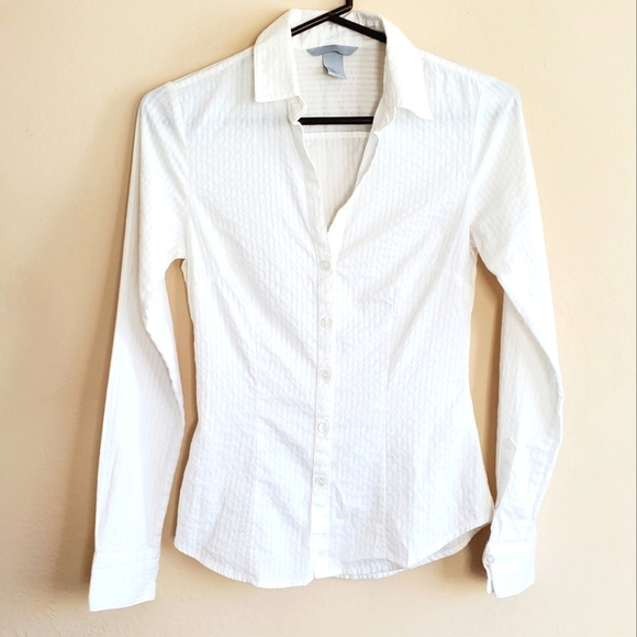 H&M Tops - H&M white button down shirt textured fitted